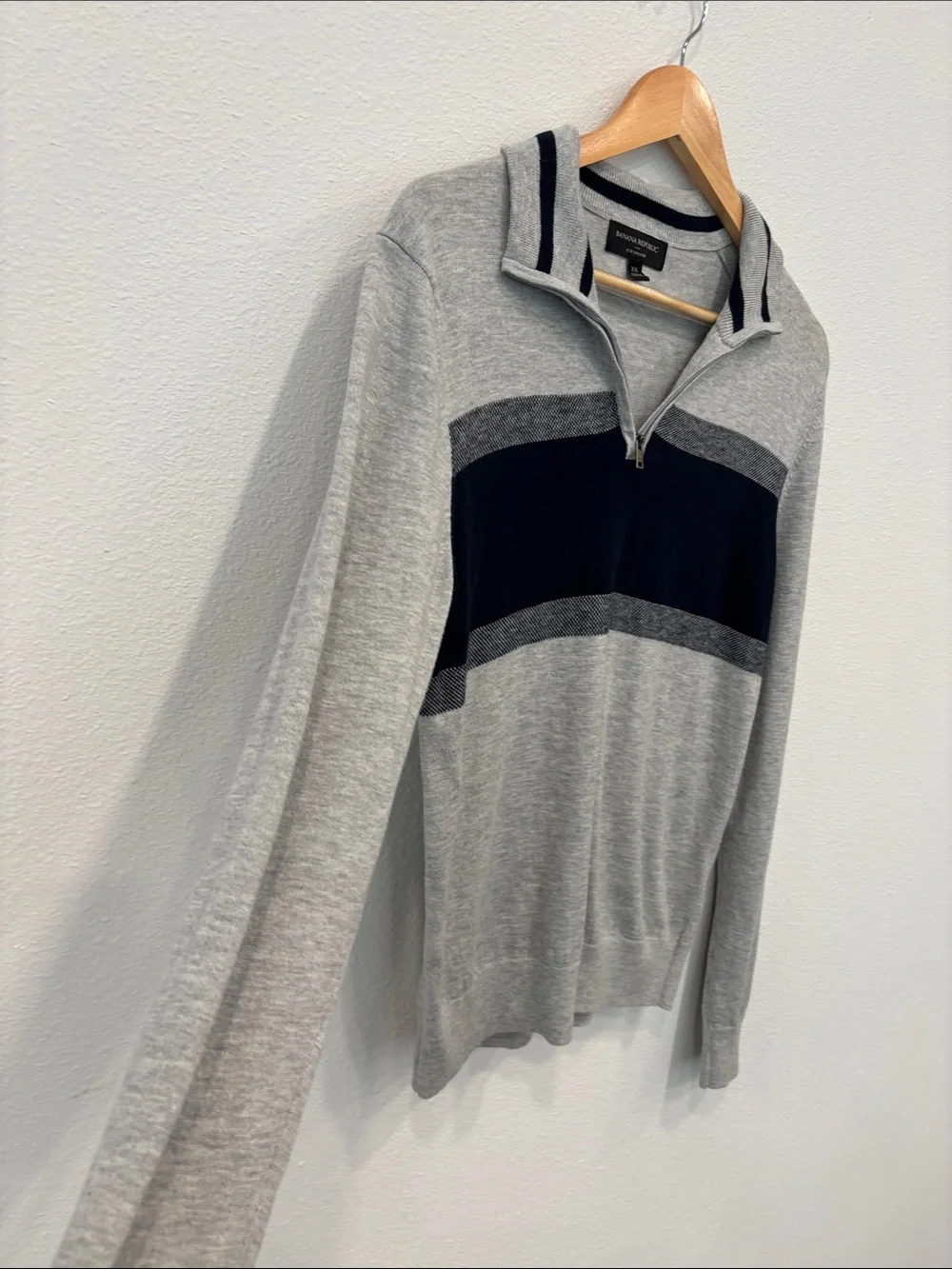 Banana Republic Men's XS Cotton Blend Gray Quarter-Zip Sweater Black Chest Band